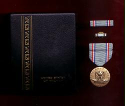 USAF Air Force Good Conduct medal with ribbon bar and lapel pin in case